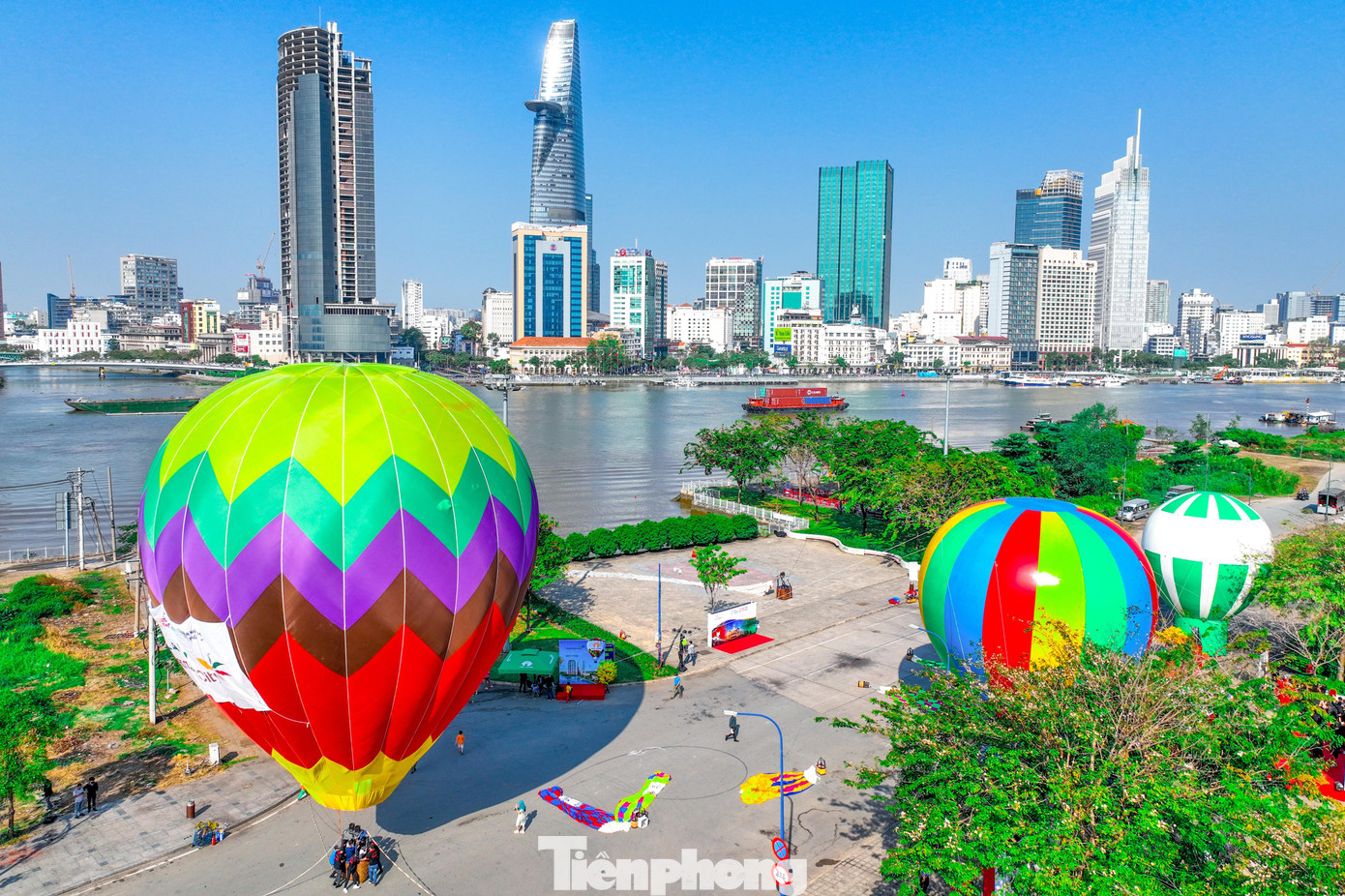 Toàn cảnh trình diễn khinh khí cầu tại công viên nóc hầm Thủ Thiêm Toàn cảnh trình diễn khinh khí cầu tại công viên nóc hầm Thủ Thiêm