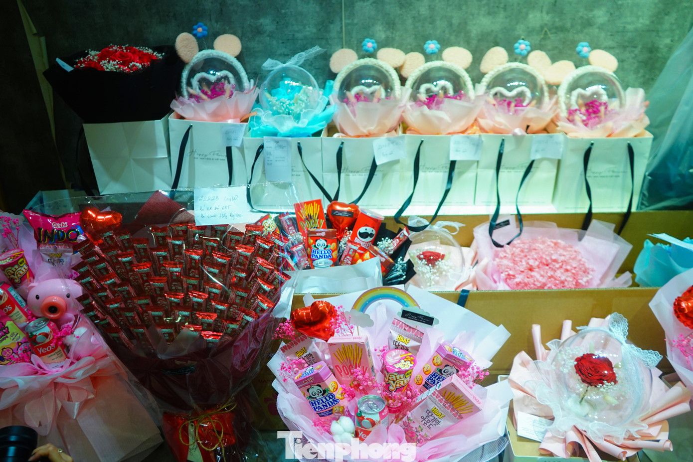 Tại cửa hàng hoa Happy Flower đường Lê Thị Hồng Gấm - quận 1, hầu hết các mặt hàng hoa được trang trí tại cửa hàng đều là những mặt hàng theo trend "ăn được" đều được rất nhiều khách đặt mua.