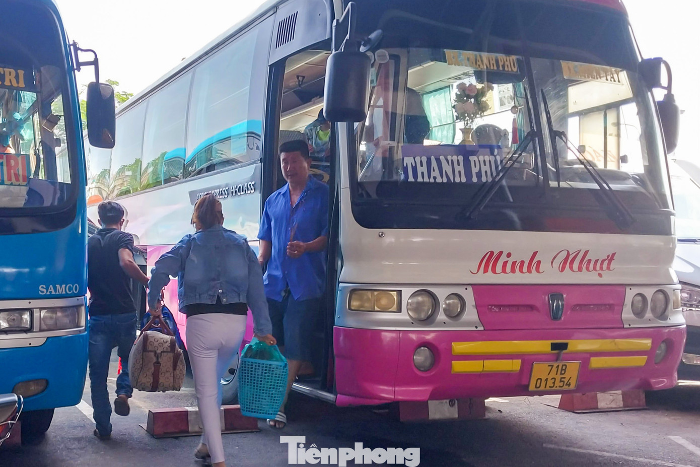 “Thời điểm này, thấy nhiều người đã quây quần bên gia đình chờ đón giao thừa, tôi rất hồi hộp vì lo mình sẽ không về kịp ngay thời khắc chuyển giao giữa năm cũ và năm mới”, chị Nguyễn Thị Lan (tạm trú tại quận Bình Tân, TPHCM) bộc bạch.