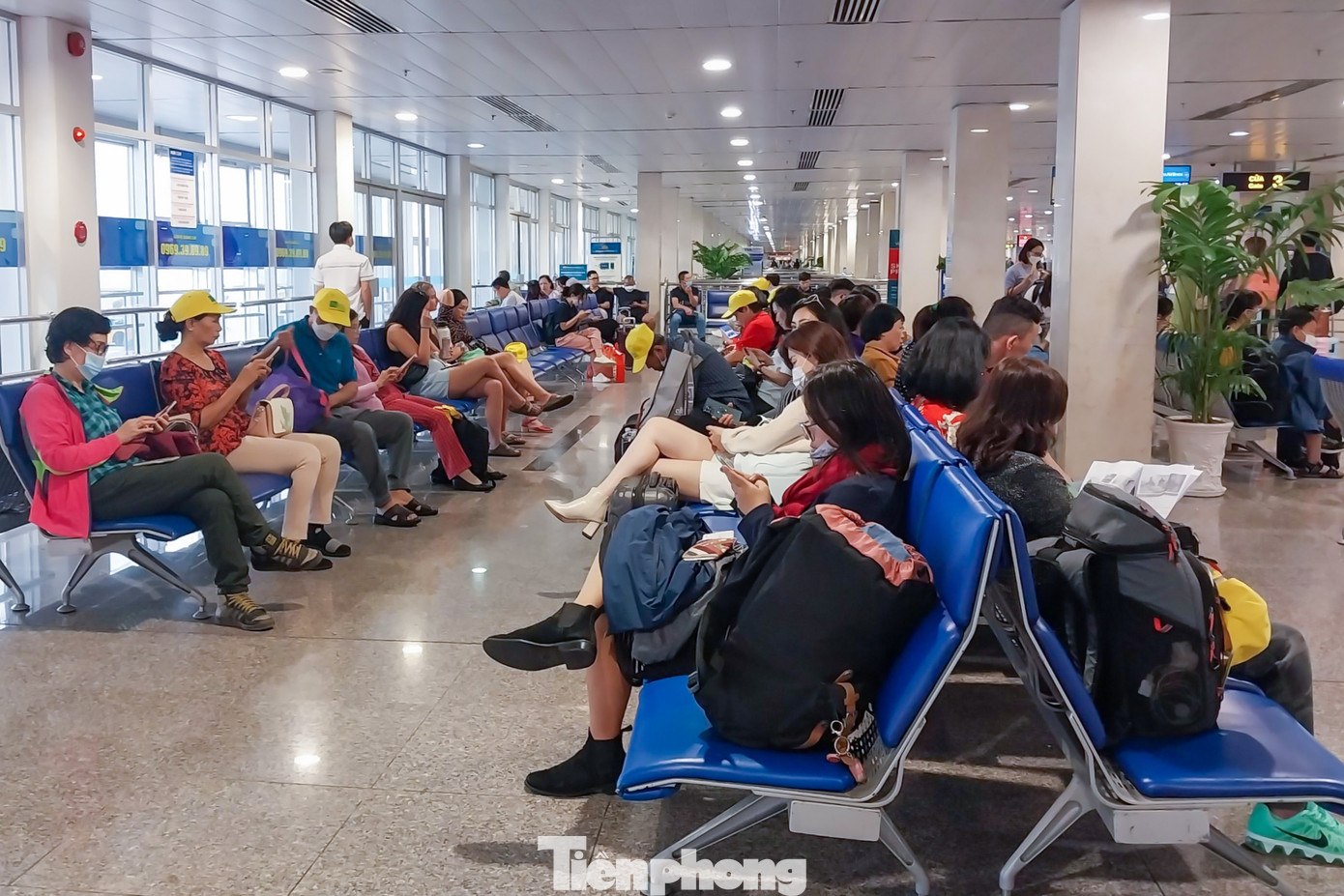 “Mấy lần trước hầu như các chỗ ngồi đều không đủ do có quá đông người, hôm nay tôi cũng bất ngờ khi thấy sân bay thông thoáng hơn mọi khi”, một hành khách cho biết.