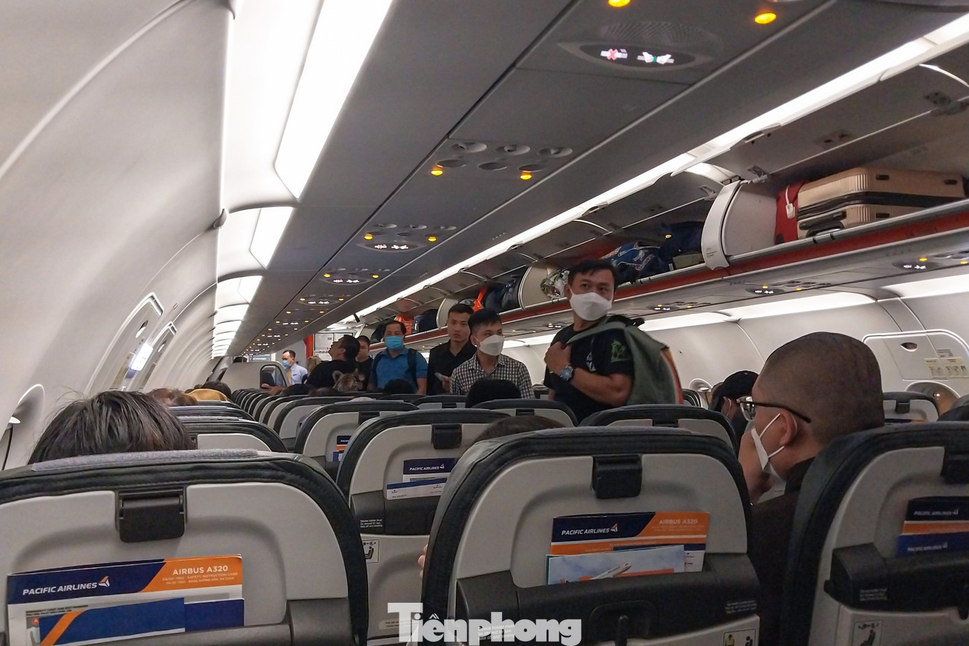 Trong ngày mùng 6 Tết, sân bay phục vụ hơn 110.000 lượt khách trong nước (chiều đi hơn 39.000 người, chiều đến hơn 71.000 người) và hơn 38.000 lượt khách quốc tế. Tần suất chuyến bay và lượng khách vào mùng 6 tháng giêng đã vượt hơn mức đỉnh của ngày 26/1.