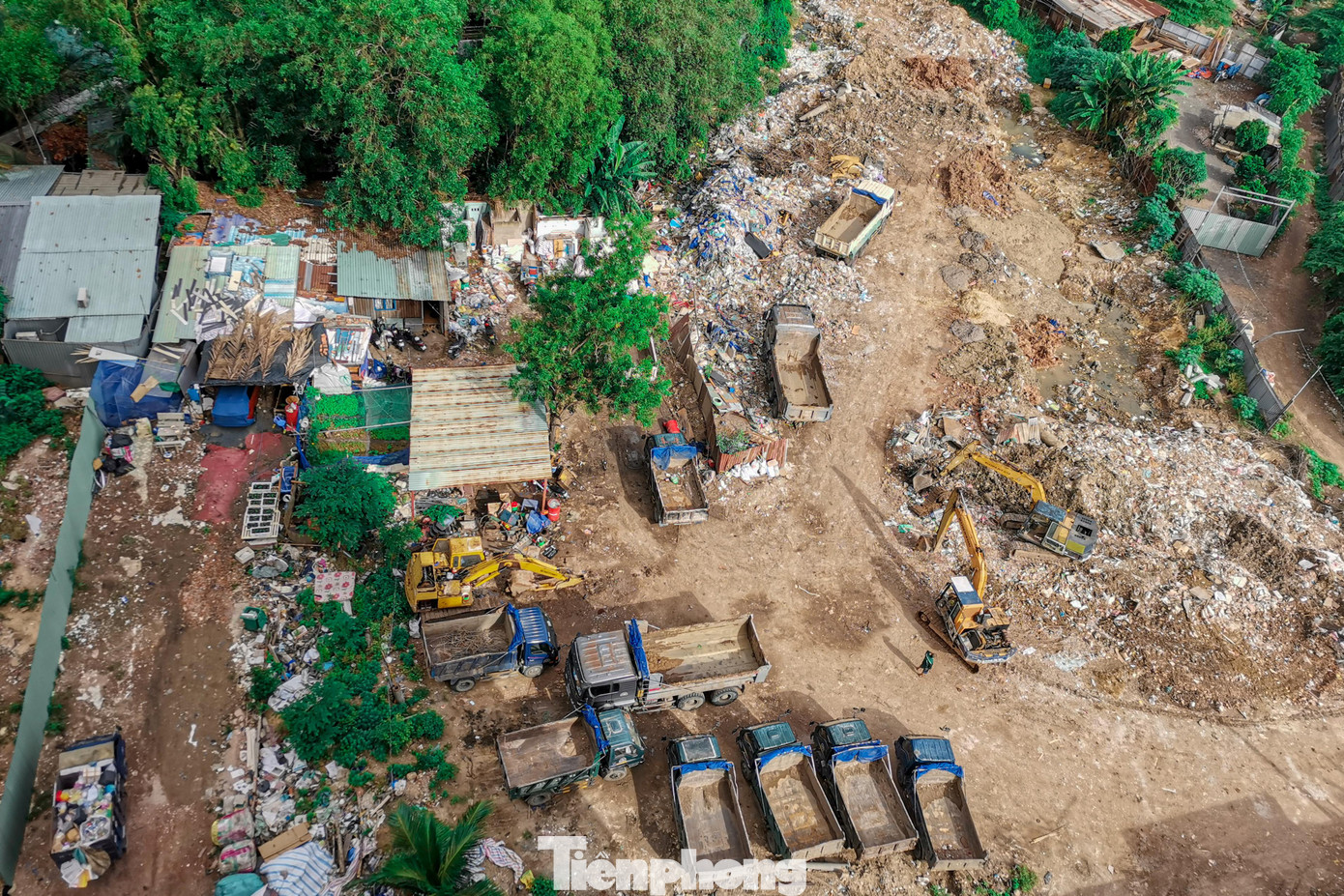 Bãi rác sau chung cư Mia Saigon có nhiều xe bên trong Bãi rác sau chung cư Mia Saigon có nhiều xe bên trong