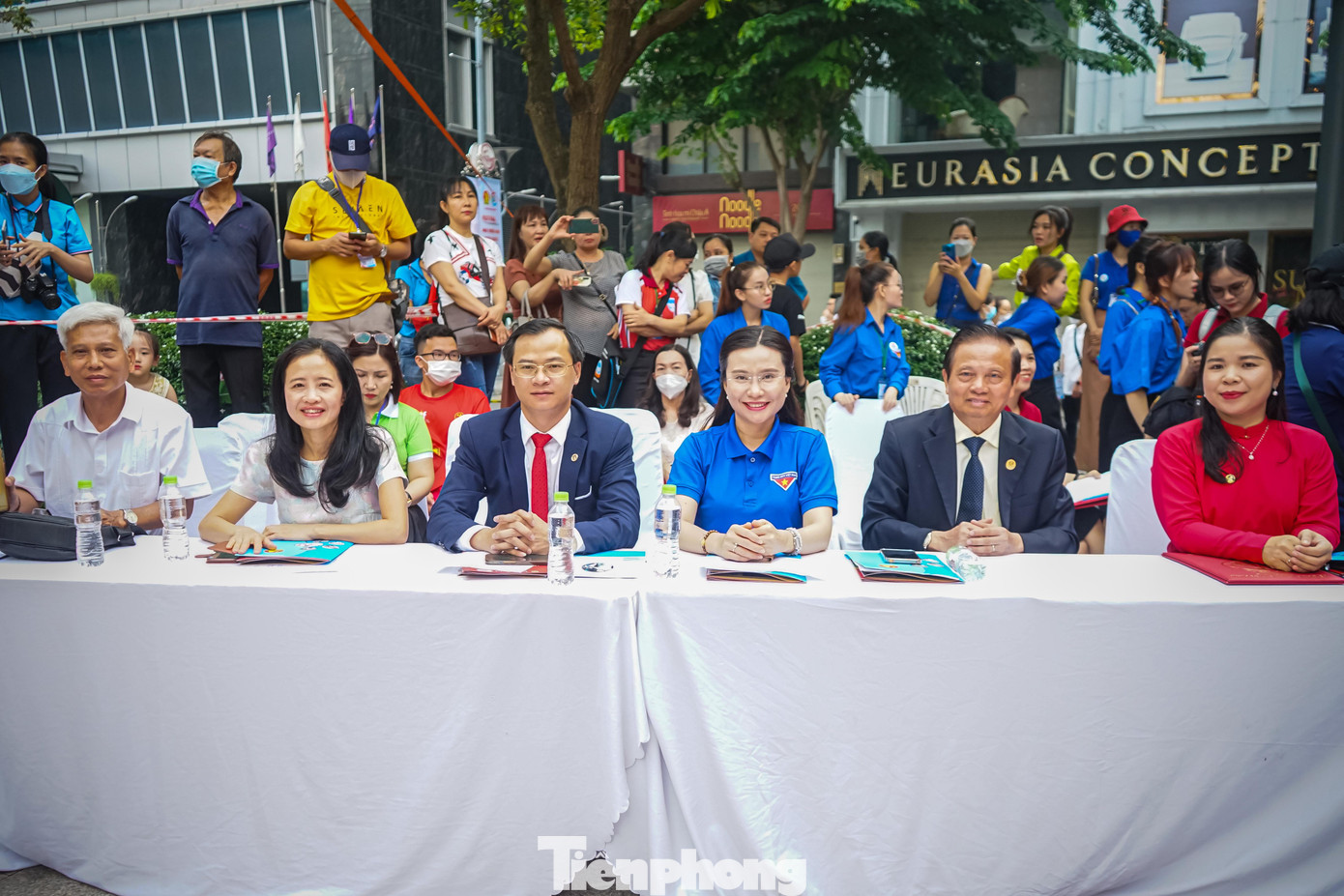 Dự chương trình có chị Nguyễn Phạm Duy Trang – Bí thư Trung ương Đoàn, Chủ tịch Hội đồng Đội Trung ương; Anh Lê Anh Quân – Phó Trưởng Ban Công tác Thiếu nhi Trung ương Đoàn, Phó Chủ tịch Hội đồng Đội Trung ương; Chị Trần Thu Hà – Phó Bí thư Thành Đoàn Thành phố Hồ Chí Minh, Chủ tịch Hội đồng Đội TPHCM