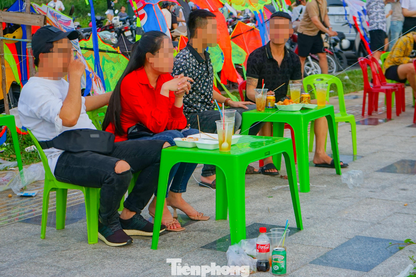 Hầu hết các loại rác thải tại đây đều những loại khó phân hủy như hộp xốp, túi nilon, ly nhựa,... do người dân xả thẳng xuống đường sau khi ăn uống xong.