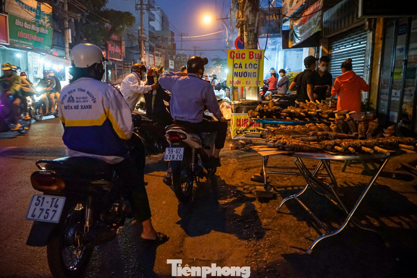 Ghi nhận của Tiền Phong lúc 5h sáng ngày 31/1, các cửa hàng bán cá lóc nướng trên đường Tân Kỳ Tân Quý (quận Tân Phú) có rất đông người đến mua để cúng vía Thần Tài.