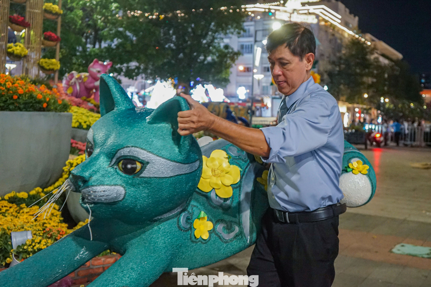 "Năm nay linh vật đường hoa rất phong phú, nhiều mô hình bắt mắt có sắc thái riêng nên hầu hết đều được giữ lại tái sử dụng", một công nhân chia sẻ.