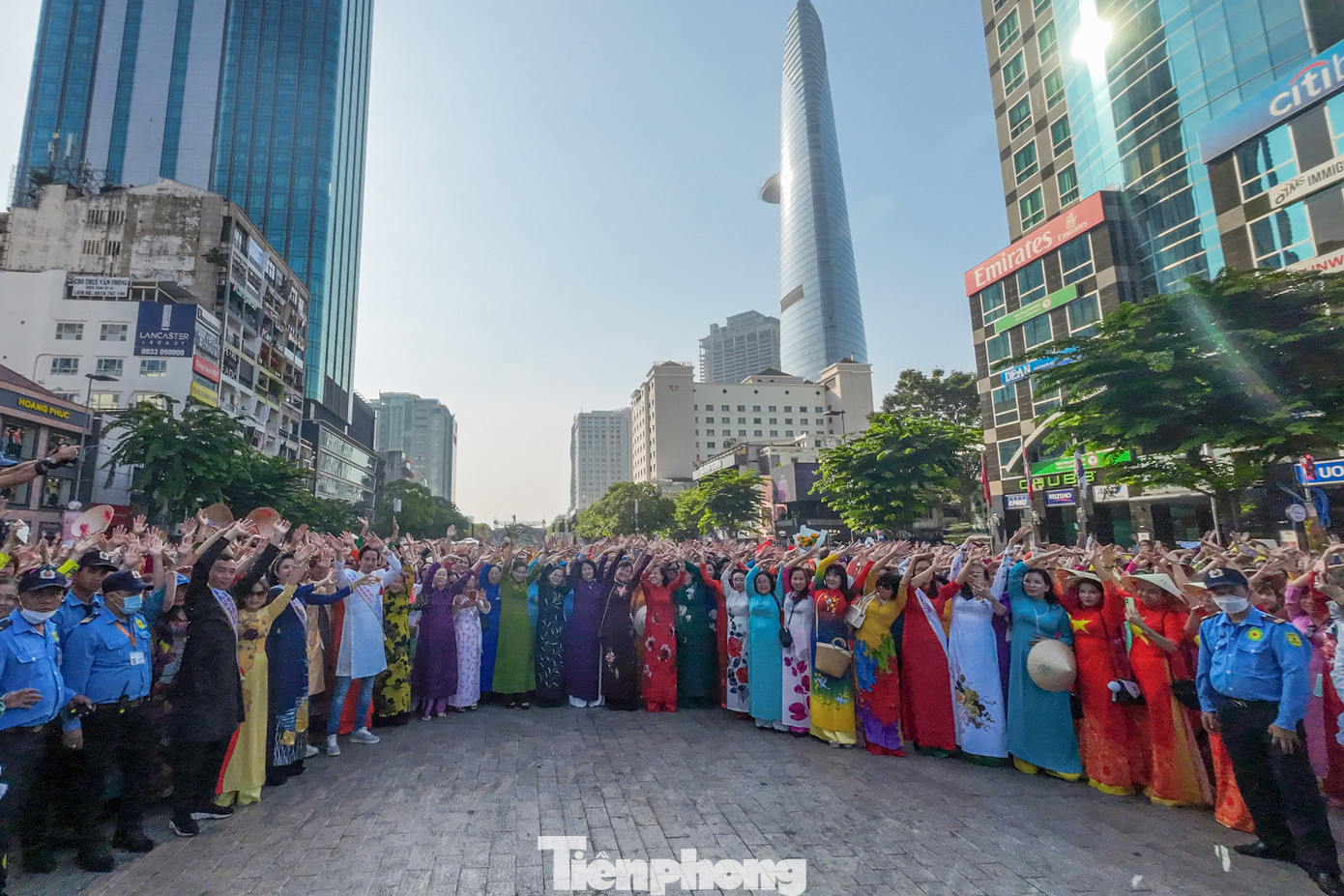 Lấy chủ đề “Tôi yêu áo dài Việt Nam”, chương trình thu hút đông chị em từ các độ tuổi khác nhau tham gia, đây là sự kiện nổi bật trong Lễ hội Áo dài TPHCM lần thứ 9 cũng là hoạt động sôi nổi kỷ niệm ngày Quốc tế Phụ nữ 8/3.