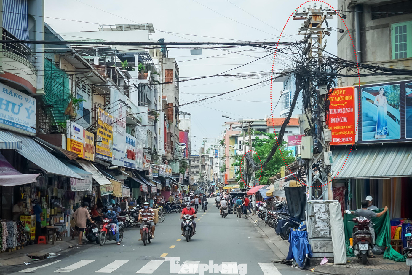 Nhiều trụ điện đường Trần Hưng Đạo B (Quận 10) có hệ thống dây điện, cáp viễn thông giăng mắc lỏng lẽo Nhiều trụ điện đường Trần Hưng Đạo B (Quận 10) có hệ thống dây điện, cáp viễn thông giăng mắc lỏng lẽo