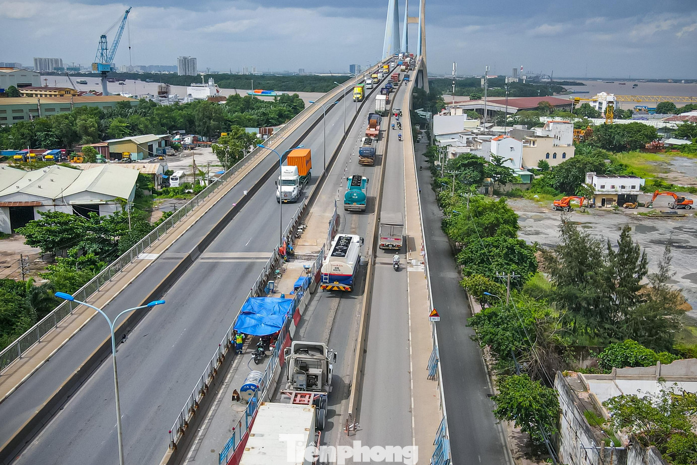 Ùn ứ cầu Phú Mỹ, đoàn xe container nhích từng mét ảnh 5