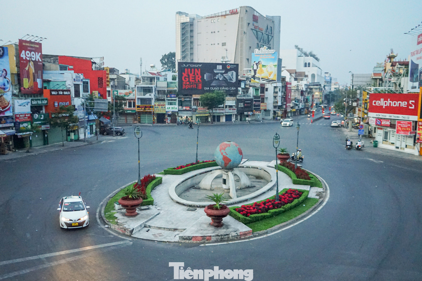 Hằng ngày, vòng xoay Lăng Cha Cả và các trục đường Hoàng Văn Thụ, Nam Kỳ Khởi Nghĩa kết nối với sân bay Tân Sơn Nhất luôn đông đúc và thường xảy ra tình trạng kẹt xe. Tuy nhiên, vào sáng mùng Một Tết Quý Mão, khu vực này vắng lặng, không có nhiều phương tiện lưu thông trên đường.