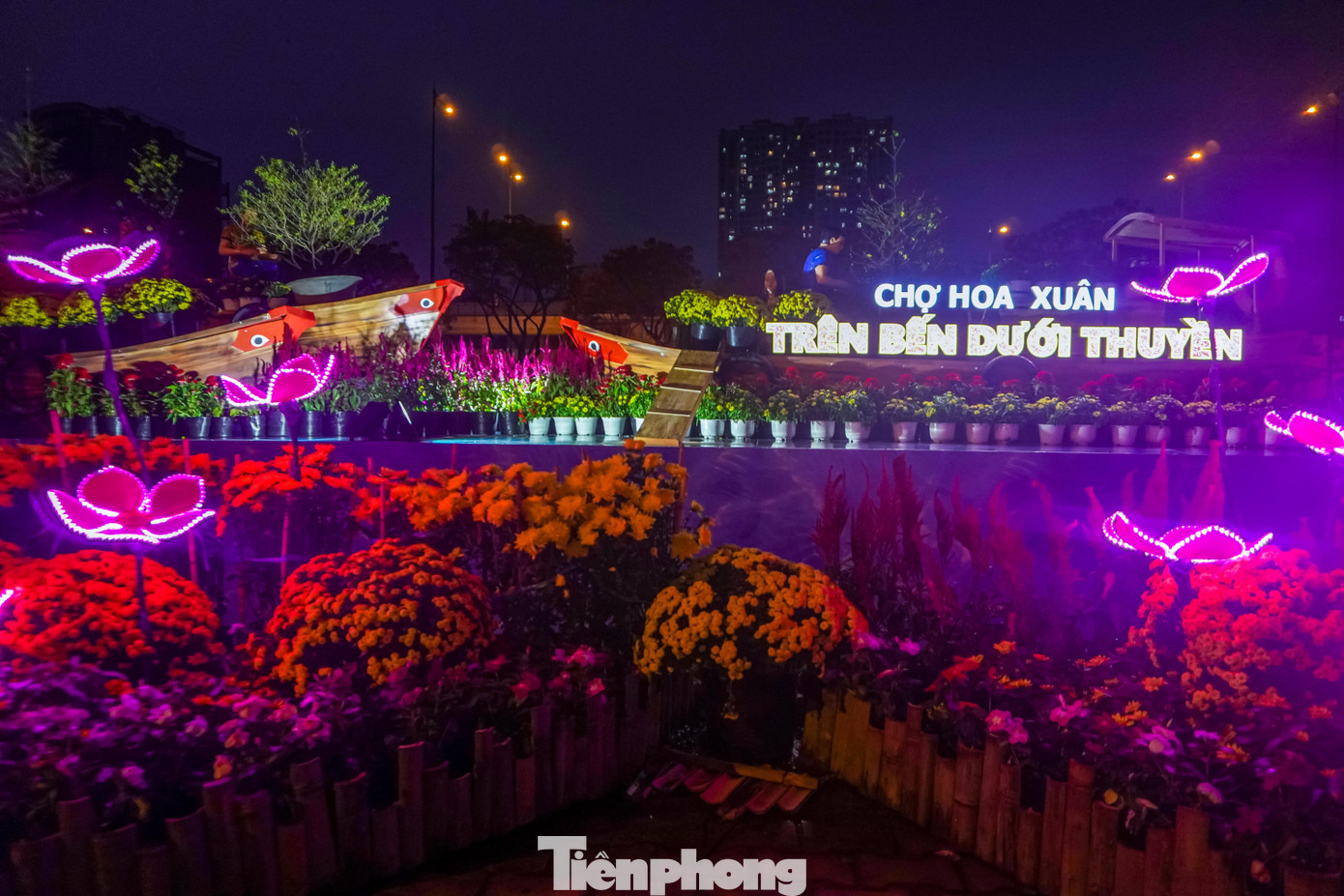 Trên tuyến đường bến Bình Đông sẽ tổ chức quần thể trang trí trên bến là hoa, cây kiểng, dưới bến là trang trí thuyền hoa và các cụm hoa sen. Trên tuyến đường bến Bình Đông sẽ tổ chức quần thể trang trí trên bến là hoa, cây kiểng, dưới bến là trang trí thuyền hoa và các cụm hoa sen.