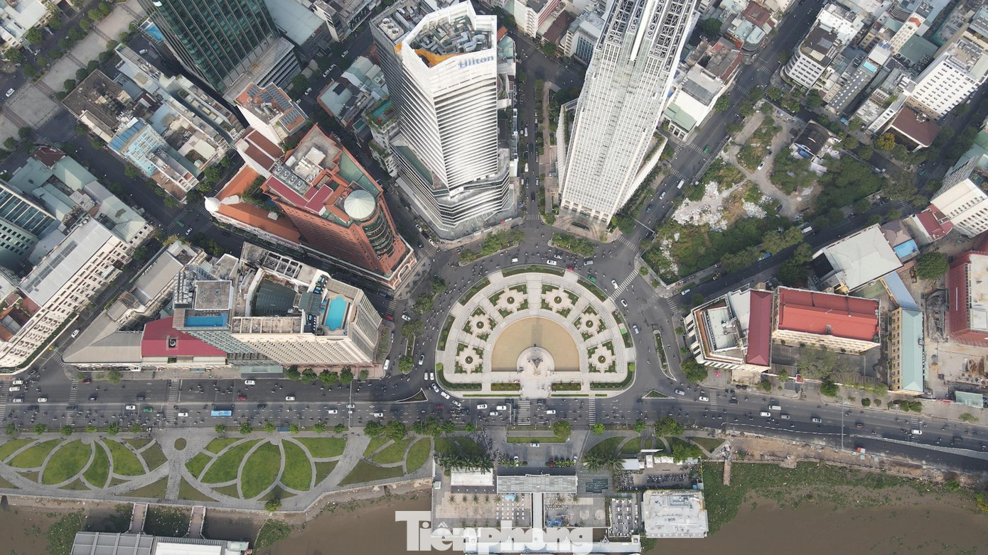 Ghi nhận của Tiền Phong vào lúc 6h20 tại trục đường Tôn Đức Thắng (phường Bến Nghé, quận 1) các phương tiện lưu thông ổn định theo cách có trật tự so với ngày hôm qua.