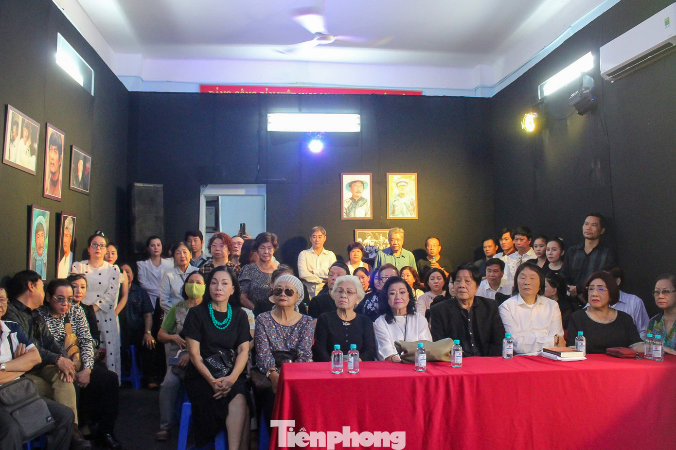 Sáng 20/3, được sự đồng ý của Sở Văn hóa và Thể thao TPHCM, Hội Sân khấu TPHCM đã phối hợp với Nhà hát cải lương Trần Hữu Trang tổ chức lễ tưởng niệm NSND Diệp Lang tại Hội sân khấu TPHCM.