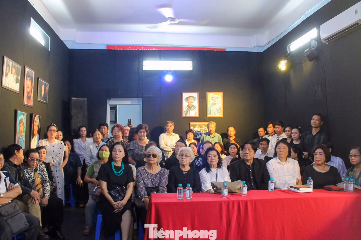 Sáng 20/3, được sự đồng ý của Sở Văn hóa và Thể thao TPHCM, Hội Sân khấu TPHCM đã phối hợp với Nhà hát cải lương Trần Hữu Trang tổ chức lễ tưởng niệm NSND Diệp Lang tại Hội sân khấu TPHCM.