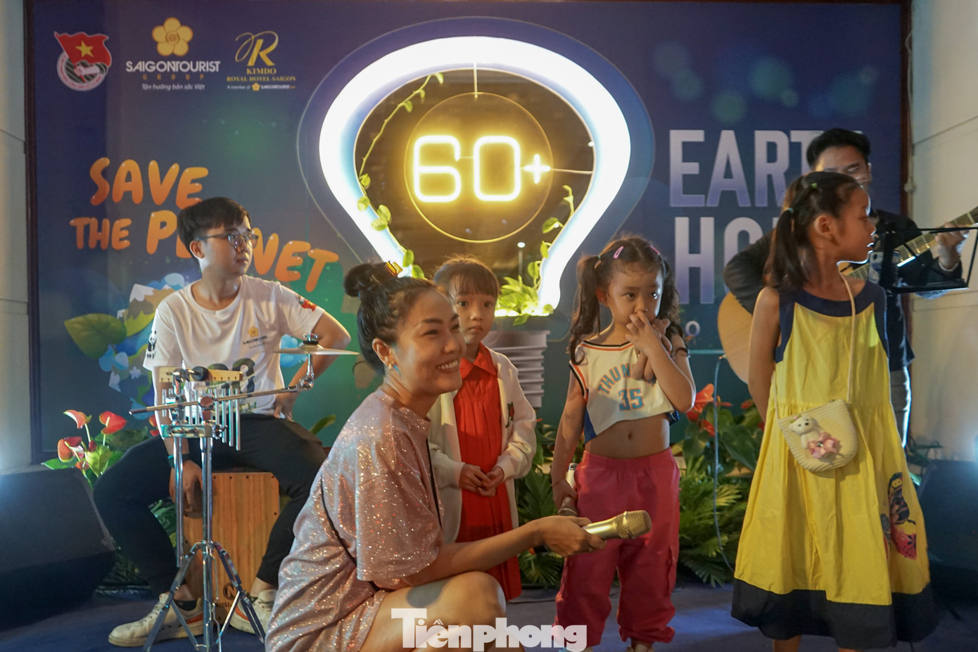 Ghi nhận của Tiền Phong tại khu vực trước cửa khách sạn Rex và khách sạn Royal (quận 1), nhiều hoạt động hưởng ứng Chiến dịch Giờ trái đất được đông đảo các bạn trẻ tổ chức.