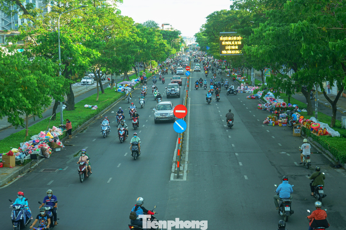 Chiều muộn ngày 13/2, dù chưa đến ngày Valentine nhưng dọc hai bên đoạn đường Nguyễn Văn Cừ (đoạn từ ngã tư Trần Hưng Đạo đến Ngã sáu Cộng Hòa) đã rợp sắc hoa từ các tiểu thương bày bán hoa tươi. Chiều muộn ngày 13/2, dù chưa đến ngày Valentine nhưng dọc hai bên đoạn đường Nguyễn Văn Cừ (đoạn từ ngã tư Trần Hưng Đạo đến Ngã sáu Cộng Hòa) đã rợp sắc hoa từ các tiểu thương bày bán hoa tươi.