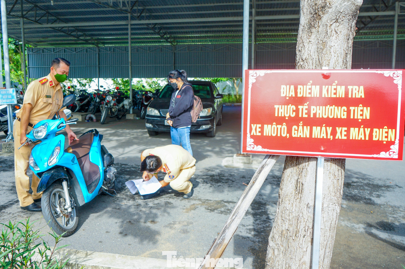 Khi người dân hoàn thành việc khai báo, việc thực hiện công tác xét xe, cà số khung, số máy cũng sẽ được tiến hành. Hoàn thành các bước, chủ xe sẽ được bấm chọn biển số và giao biển số cùng giấy hẹn lấy đăng ký xe. Khi người dân hoàn thành việc khai báo, việc thực hiện công tác xét xe, cà số khung, số máy cũng sẽ được tiến hành. Hoàn thành các bước, chủ xe sẽ được bấm chọn biển số và giao biển số cùng giấy hẹn lấy đăng ký xe.