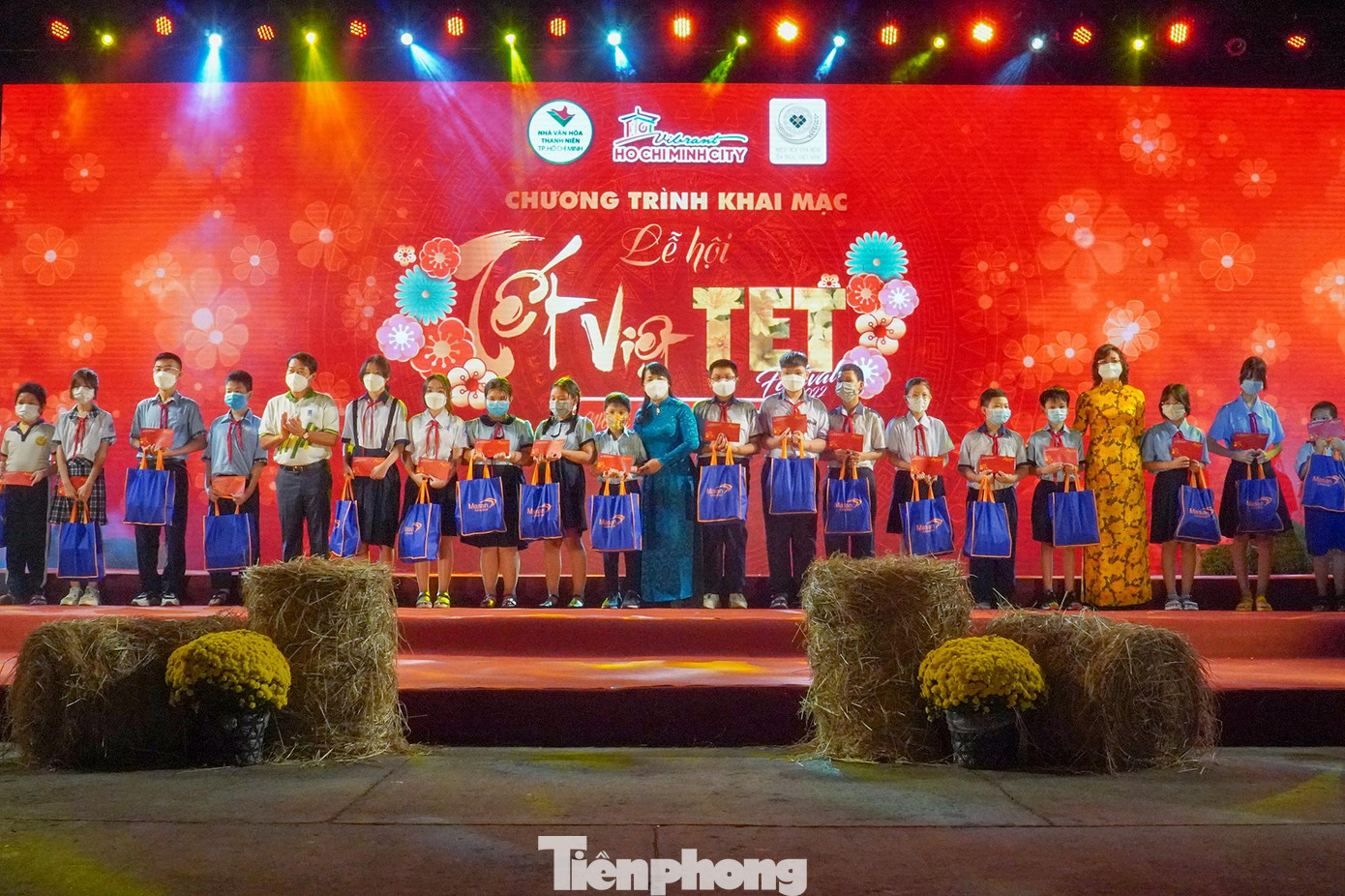 Các vị đại biểu trao quà Tết và lì xì cho trẻ em ở các mái ấm tình thương