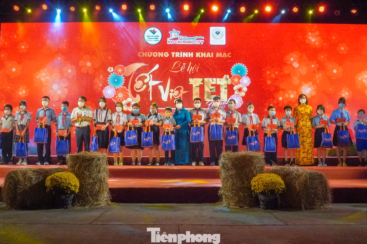 Các vị đại biểu trao quà Tết và lì xì cho trẻ em ở các mái ấm tình thương