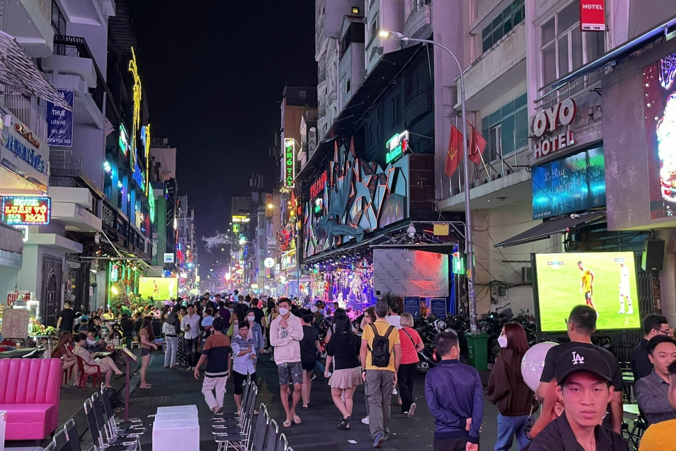 Phố đi bộ Bùi Viện càng về khuya càng có rất đông khách du lịch đến vui chơi, giải trí