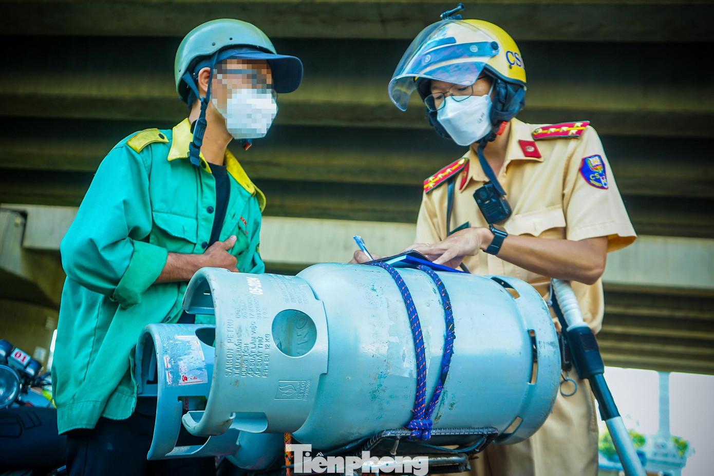 CSGT tiếp tục dừng xe máy "cà tàng" của anh N.H.K.N (ngụ TP.Thủ Đức) đang đi giao gas cho chủ. Anh chia sẻ do mới làm việc giao gas này lần đầu nên chủ chỉ giao cho anh chiếc xe “cà tàng” này để chạy.