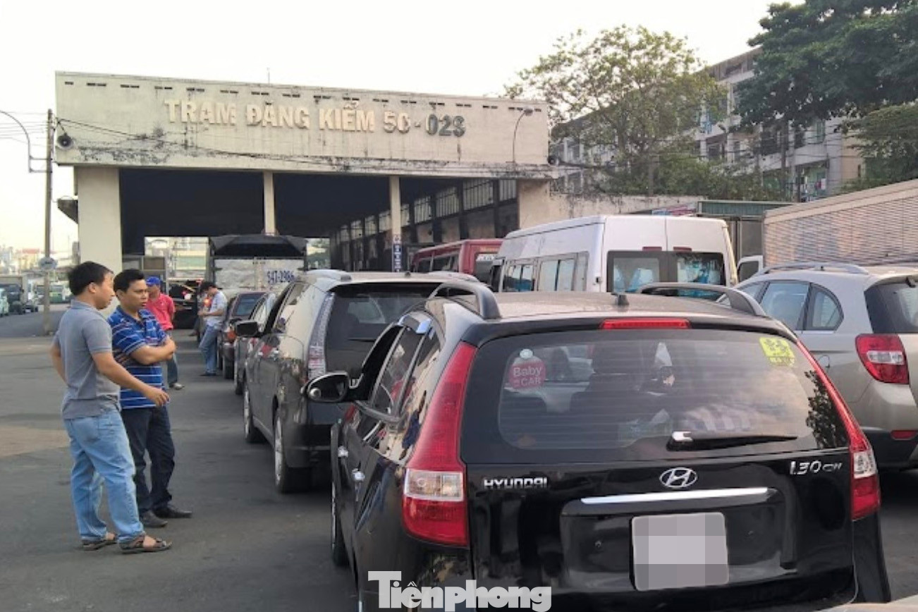 Đến gần 7h20, Trung tâm Đăng kiểm 50-02S chính thức mở cửa, các phương tiện bắt đầu nối đuôi nhau vào khu vực kiểm định chờ chụp ảnh và làm thủ tục.