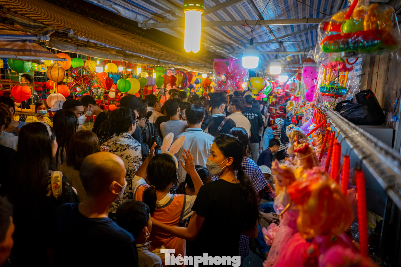 Tối 10/9, phố lồng đèn Lương Nhữ Học trở nên tấp nập khi có rất nhiều người đến tham quan, chụp ảnh và mua sắm.