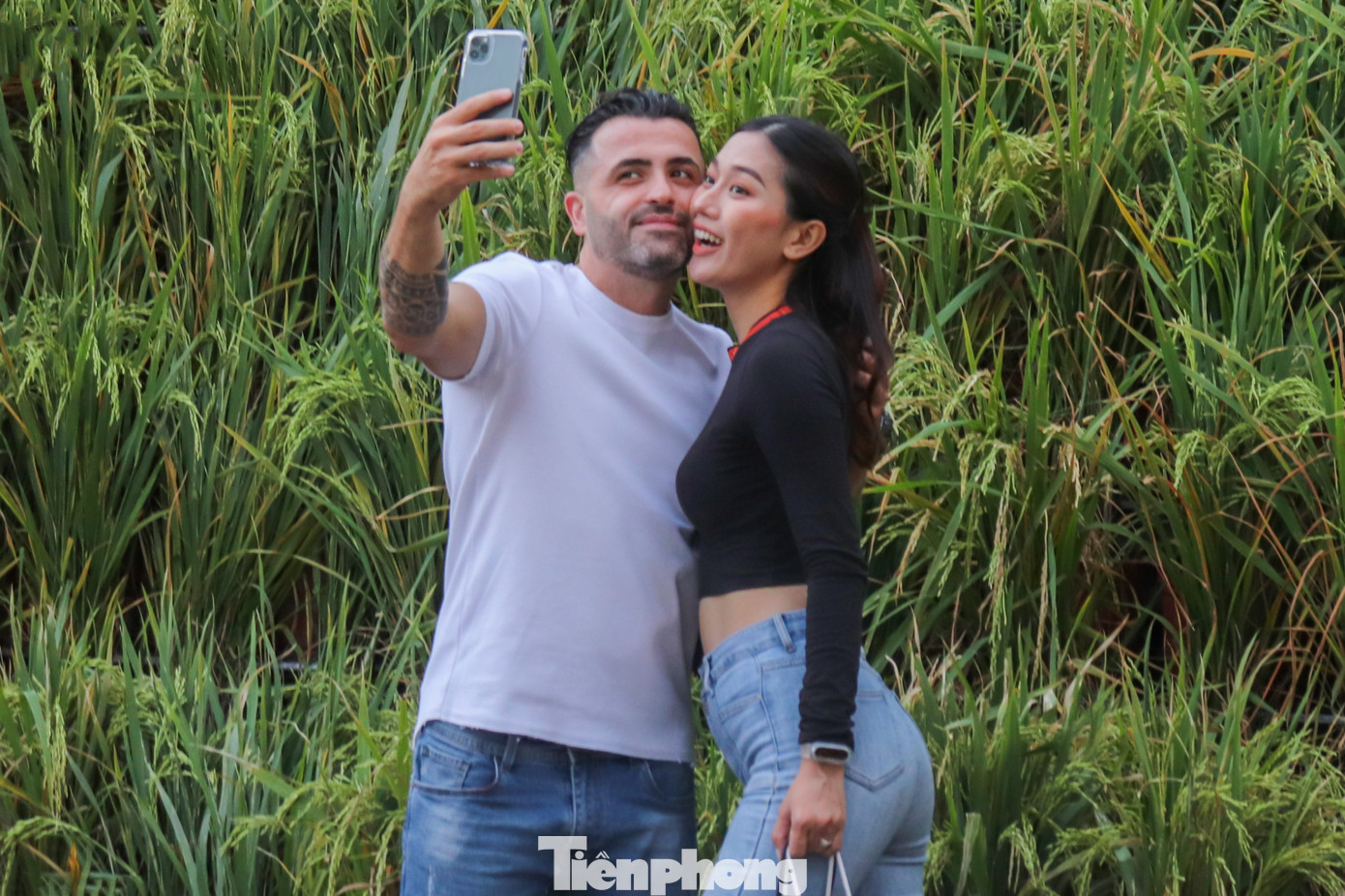 Du khách nước ngoài thích thú đến check-in và tham quan Phố Ông Đồ, tìm hiểu các hoạt động đón Tết cổ truyền của người dân TPHCM Du khách nước ngoài thích thú đến check-in và tham quan Phố Ông Đồ, tìm hiểu các hoạt động đón Tết cổ truyền của người dân TPHCM