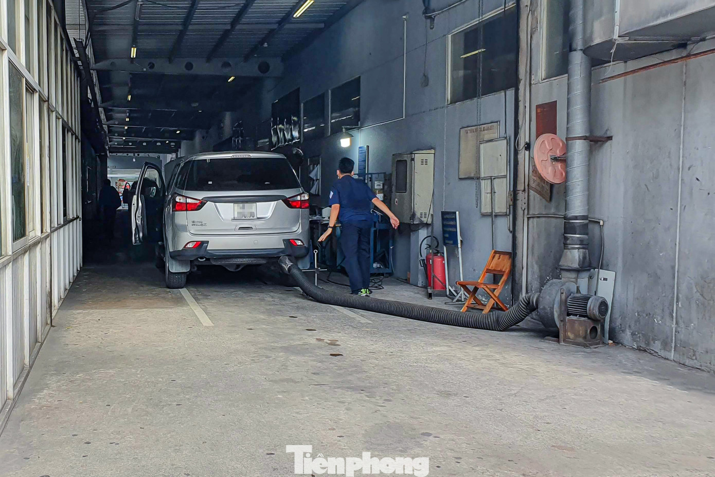 Một nhân viên Trung tâm đăng kiểm 5005V vận hành máy kiểm tra khí thải cho một ô tô đến đăng kiểm Một nhân viên Trung tâm đăng kiểm 5005V vận hành máy kiểm tra khí thải cho một ô tô đến đăng kiểm