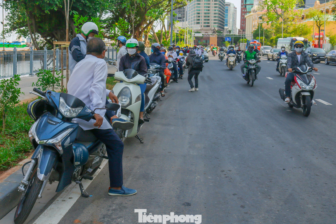 Ghi nhận của Tiền Phong vào lúc 14h40h tại đường dẫn lên cầu Thủ Thiêm 2 hướng từ đường Tôn Đức Thắng (phường Bến Nghé – Quận 1), mặc dù chưa tới thời gian cho các phương tiện lưu thông trên cầu nhưng đã có rất nhiều lượng phương tiện xếp hàng chờ đợi.