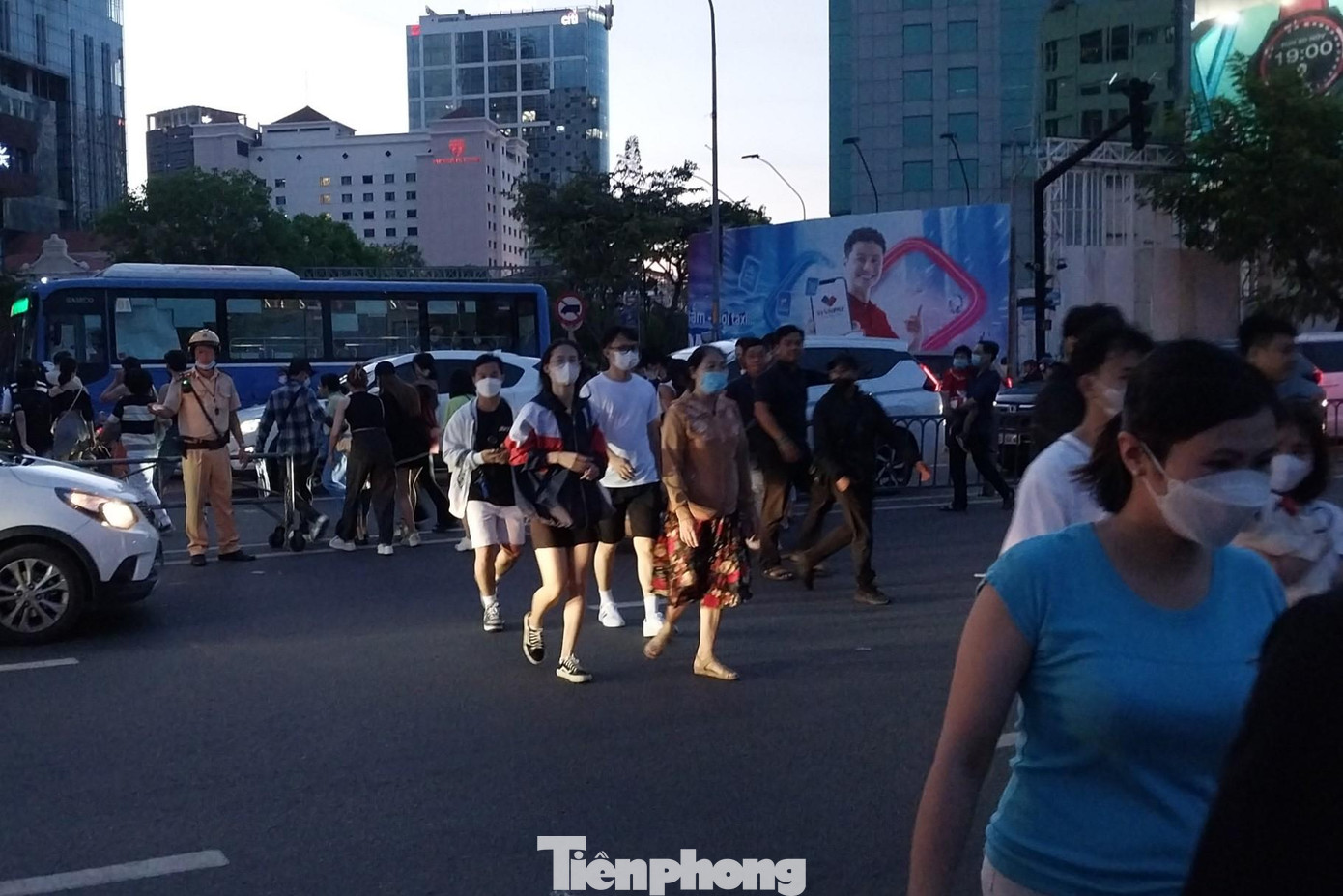 Phía bên ngoài khu vực tổ chức lễ hội nhiều bãi xe không còn chỗ. Khu vực từ cầu Khánh Hội hướng về Vòng xoay Công trường Mê Linh bị ùn ứ, lực lượng CSGT cùng với lực lượng Thanh niên xung phong phải liên tục điều tiết và hỗ trợ người dân sang đường.