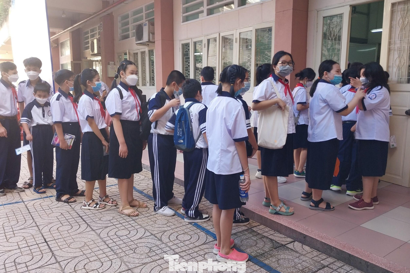 "Hôm nay con rất vui khi được đi học. Ở trường, con sẽ được làm quen với nhiều bạn mới nên con dậy rất sớm để ăn sáng và nhờ mẹ chở đi tựu trường", một học sinh chia sẻ.