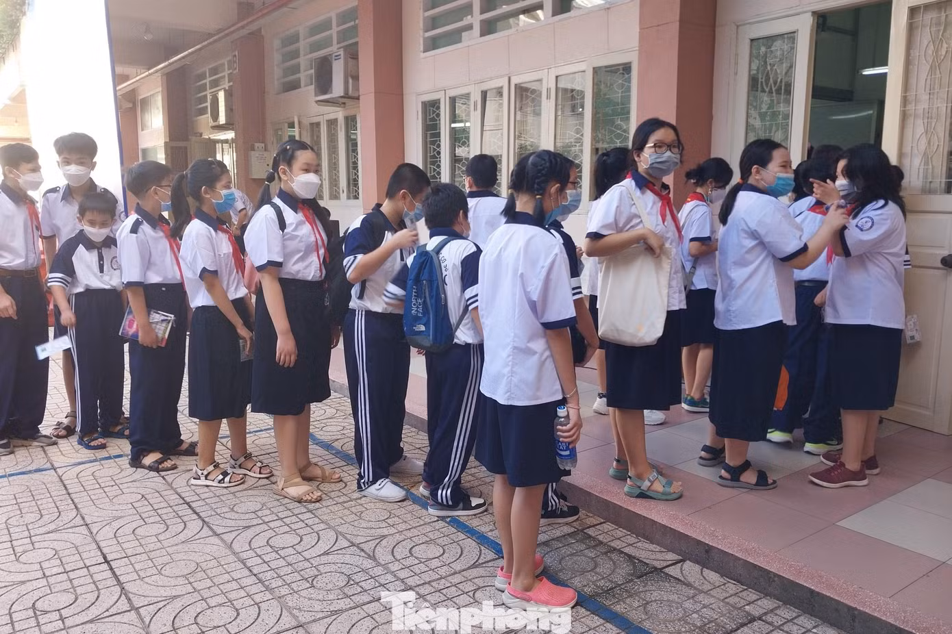 "Hôm nay con rất vui khi được đi học. Ở trường, con sẽ được làm quen với nhiều bạn mới nên con dậy rất sớm để ăn sáng và nhờ mẹ chở đi tựu trường", một học sinh chia sẻ.