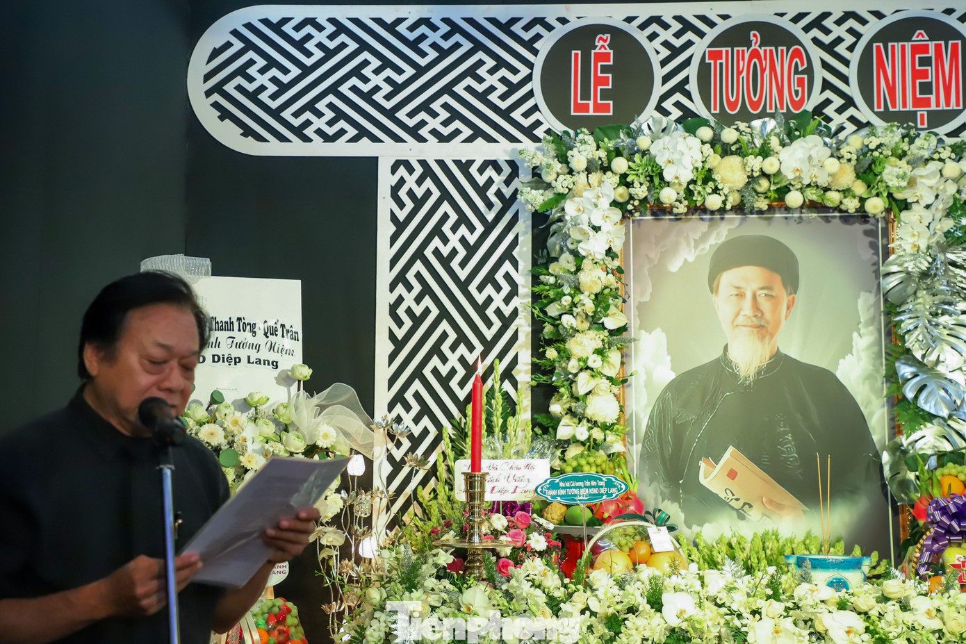 Đọc điếu văn tưởng niệm, NSND Trần Ngọc Giàu - Chủ tịch Hội Sân khấu TPHCM cho biết trong sự nghiệp, NSND Diệp Lang đã hoàn thành tốt 4 vai trò: Nghệ sĩ, đạo diễn, quản lý và đào tạo hậu bối. Ông là tấm gương sáng cho các thế hệ nghệ sĩ đi sau noi theo.