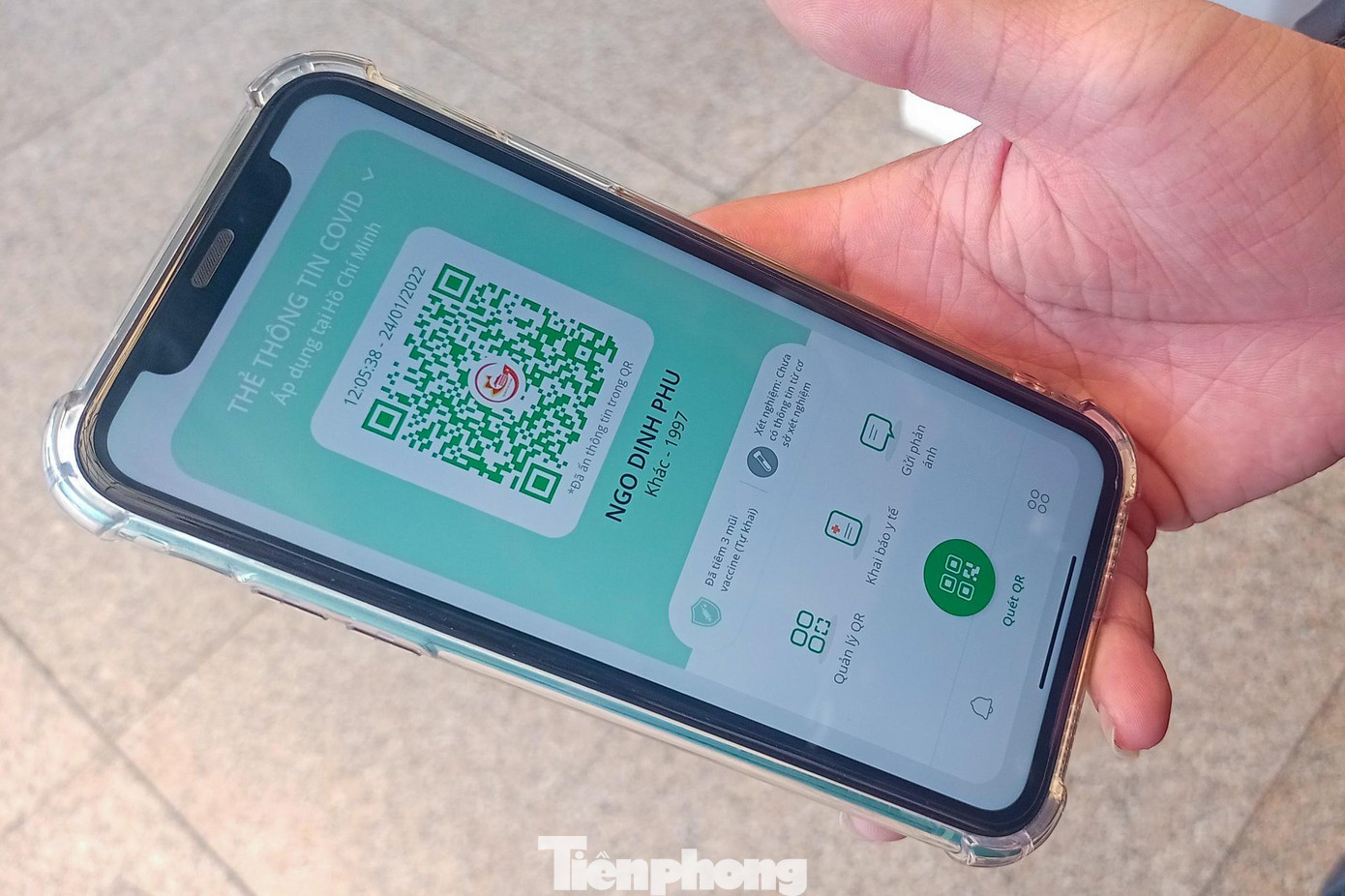 Hầu hết người dân khi đến sân bay đều chuẩn bị đầy đủ trên tay thẻ xanh covid trên ứng dụng “PC Covid” thẻ khai báo y tế,…