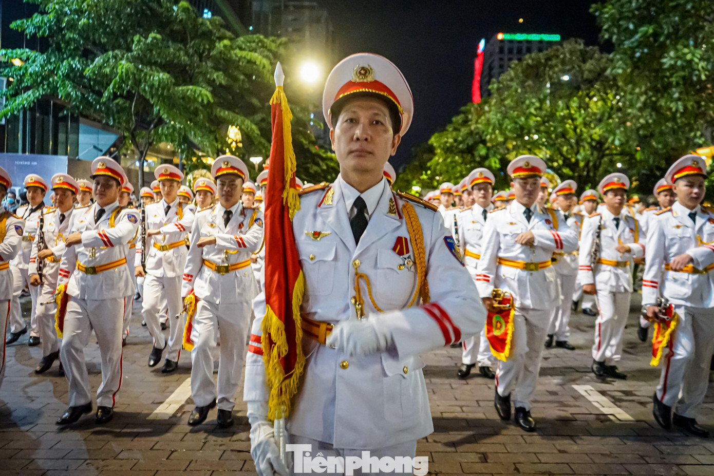 Dưới sự chỉ huy của nhạc trưởng là thiếu tá Nguyễn Tiến Dũng, các nhạc công đã mang đến cho người dân nhiều cảm xúc khi gợi nhớ về lịch sử thông qua nhiều tác phẩm kinh điển.