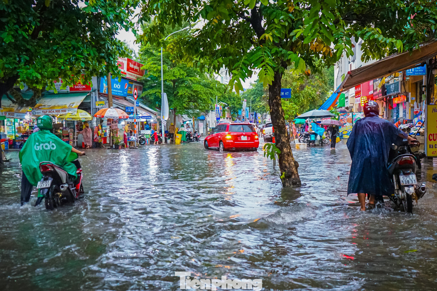 Ghi nhận tại đường Quốc Hương (khu Thảo Điền, TP.Thủ Đức) nước ngập sâu gần nửa xe khiến nhiều xe bị chết máy, nhiều người không dám di chuyển.
