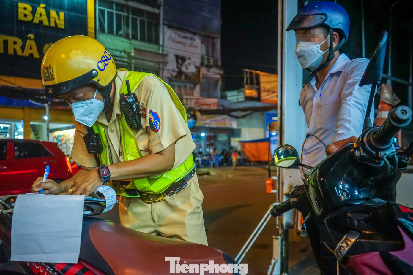 Khoảng 20h30, anh T.V.D.P (quê Đồng Tháp) chở theo một người đàn ông di chuyển trên Quốc lộ 50 khi thấy CSGT thì cả hai lập tức cho xe chạy vào cây xăng gần đó vờ đổ xăng hòng qua mắt lực lượng chức năng. Vì có sự chuẩn bị kỹ càng từ trước, nên các chiến sĩ trong tổ công tác dễ dàng yêu cầu cả 2 người này lại chốt kiểm tra nồng độ cồn.