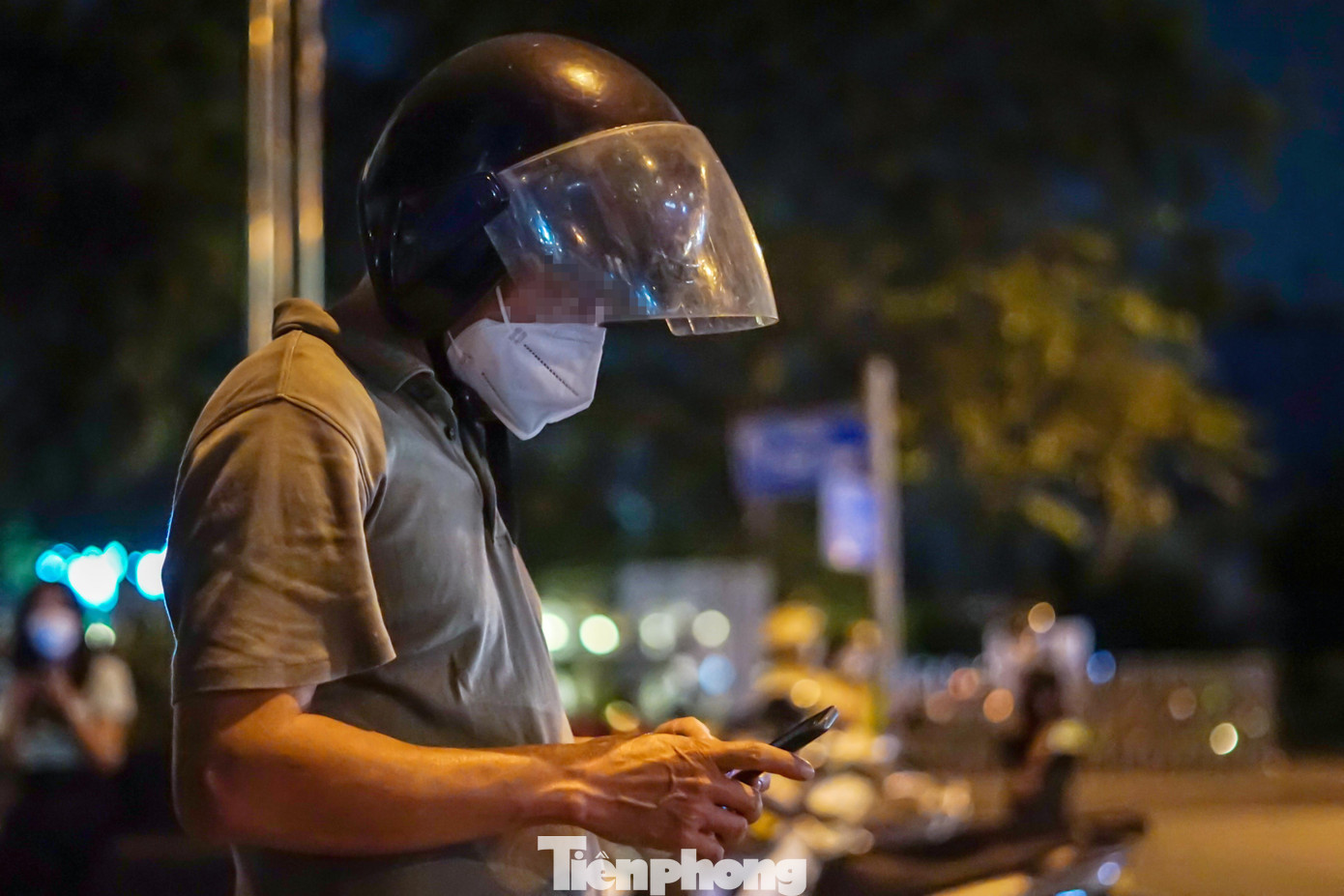 Song ông Q vẫn nhất quyết không ký biên bản vi phạm và đứng ra một góc gọi điện thoại nhờ người đến chở mình về.