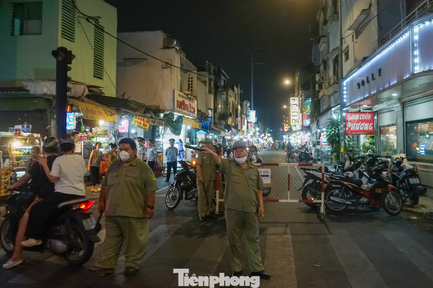 Phía bên ngoài phố ẩm thực, lực lượng dân phòng, CSGT-TT dựng rào chắn và thay phiên nhau điều tiết giao thông, hướng dẫn người dân đến tham quan mua sắm.