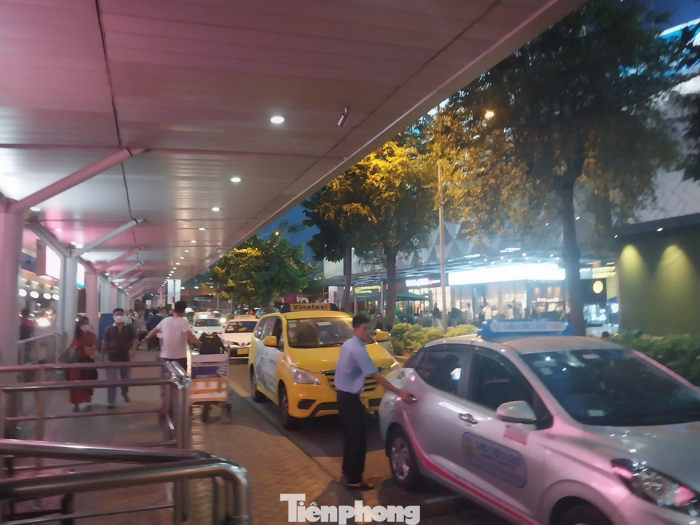 Dù lượng khách đến TPHCM khá đông nhưng theo nhiều người cho biết, việc đón xe taxi, xe công nghệ rời sân bay khá thuận lợi.