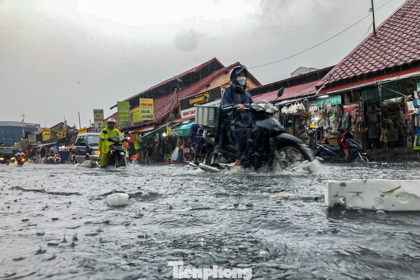 Mưa lớn đổ xuống TPHCM từ khoảng 15h30 chiều và kéo dài gần 1 tiếng khiến các tuyến đường như đường Tô Ngọc Vân, đường Quốc Hương (TP.Thủ Đức), đường Nguyễn Hữu Cảnh, Ung Văn Khiêm (quận Bình Thạnh),... bị ngập nặng.