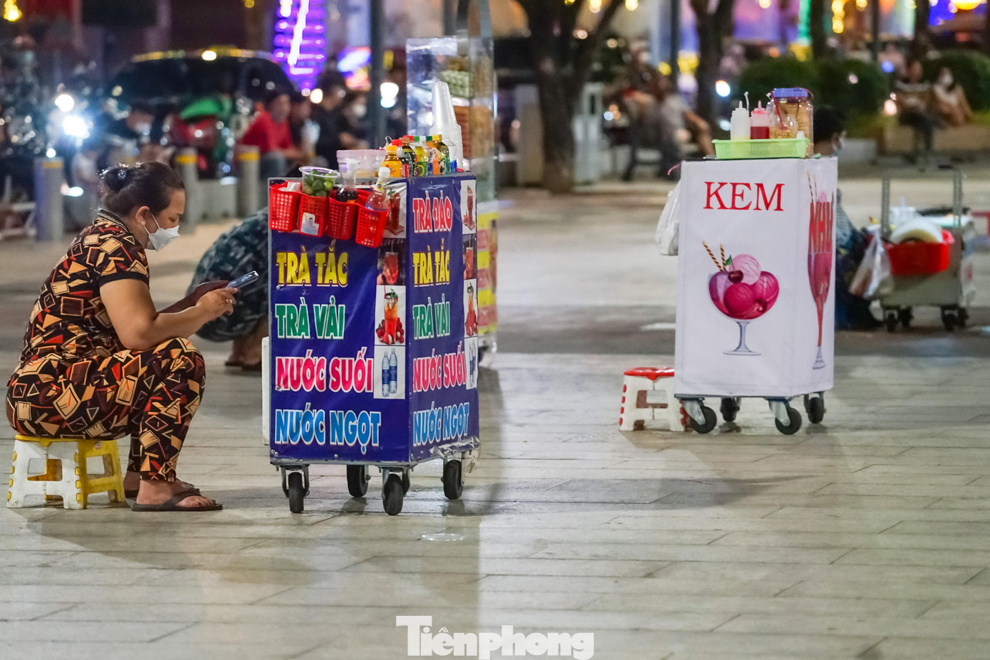 Theo tìm hiểu của Tiền Phong, nguyên nhân chính dẫn đến tình trạng trên là do lượng người đổ về đây vui chơi tăng cao, kéo theo đó là các dịch vụ ăn uống đường phố cũng được mở ra để phục vụ khách tham quan.