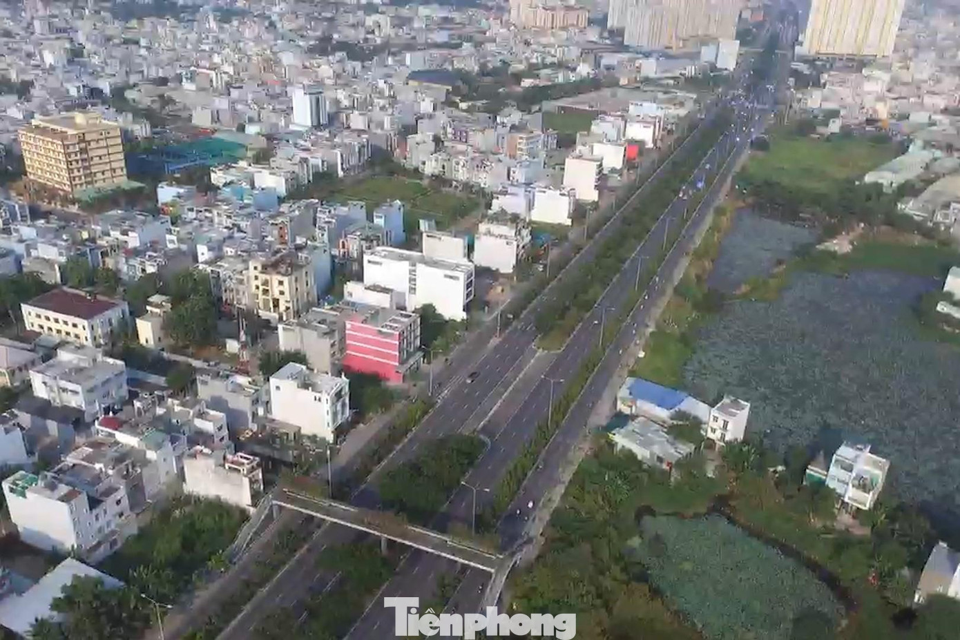 Tương tự như các tuyến đường tại quận 4 và quận 1 thì tình trạng giao thông qua tuyến đường đại lộ Võ Văn Kiệt cũng được đảm bảo, tại các ngã tư trên trục đường này chưa ghi nhận tình trạng tắc đường hay sự cố giao thông nào gây ùn ứ trong sáng nay.