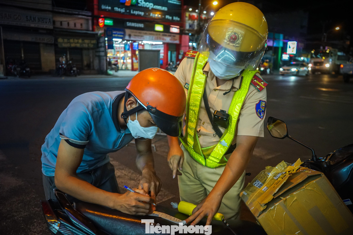 Lúc 21h, anh N.M.T đang dừng đèn đỏ do có biểu hiện say xỉn nên anh T được Tổ công tác ra lệnh dừng xe kiểm tra nồng độ cồn. Qua kết quả kiểm tra, mức nồng độ cồn của anh T là 0,497 miligam/lít khí thở, mức được xem là cao nhất “ kịch khung phạt ”. Với mức vi phạm trên, anh L sẽ bị phạt 6-8 triệu đồng, tước giấy phép lái xe 22-24 tháng.