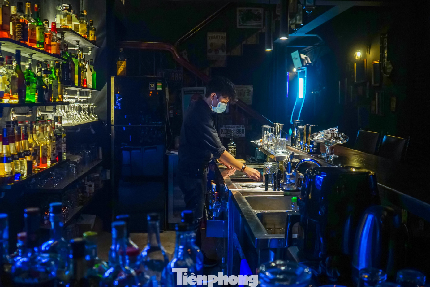 Trái ngược với sự nhộn nhịp của các quán karaoke, nhiều bar, club ở trung tâm thành phố thưa thớt khách.