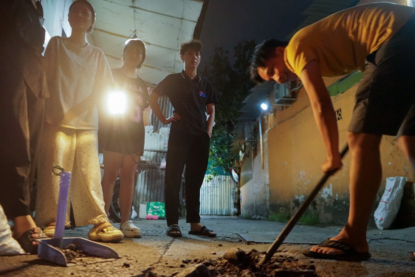 “Mục đích mình thành lập nhóm này ngoài lan tỏa những điều tốt đẹp đến nhiều người thì còn mong muốn giúp ích được cho cộng đồng, góp phần giảm thiểu tai nạn giao thông”, anh Huỳnh Minh Tân (trường nhóm vá đường 'Neha') cho biết.