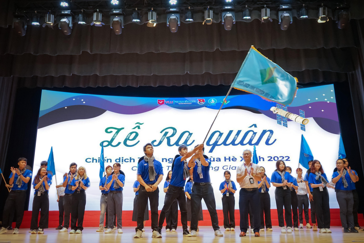 Sáng ngày 16/7, BCH Đoàn Thanh niên trường ĐH Văn Lang tổ chức chương trình Lễ ra quân chiến dịch tình nguyện 'Mùa Hè Xanh' 2022, với chủ đề 'Trạm không gian'.