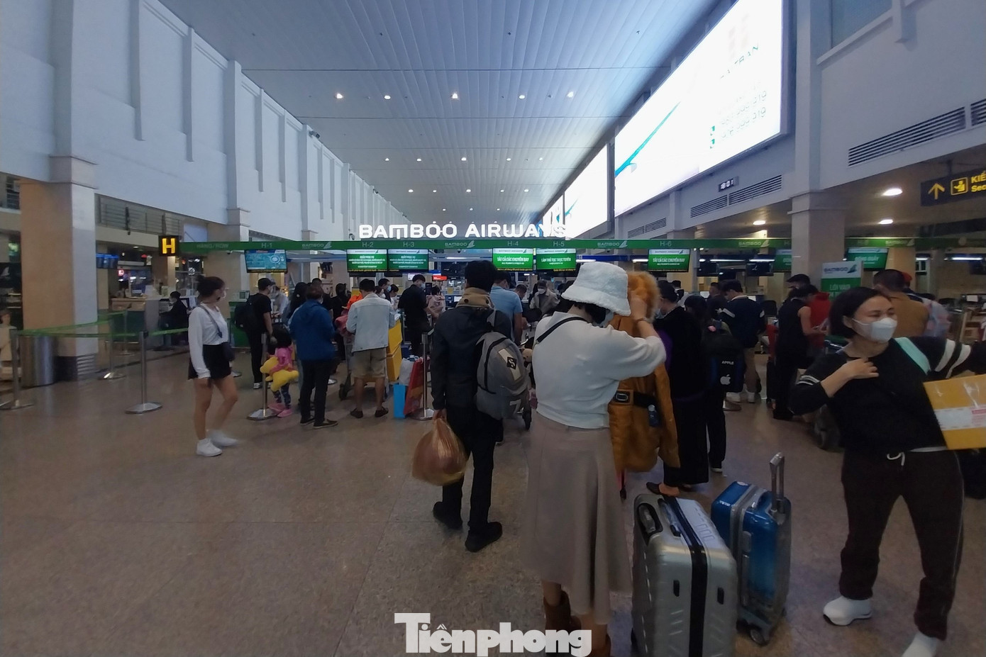 Phía bên trong khu vực các quầy làm thủ tục của một số hãng hàng không, phóng viên ghi nhận có khá đông hành khách xếp hàng chờ tới lượt.