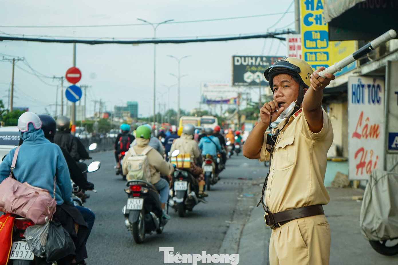 Theo một chiến sĩ CSGT làm nhiệm vụ điều tiết tại ngã tư này, so với năm ngoái thì lượng phương tiện người từ các tỉnh miền Tây về lại TPHCM tuy có tăng nhưng ít xảy ra cảnh ùn tắc cục bộ như những năm về trước.